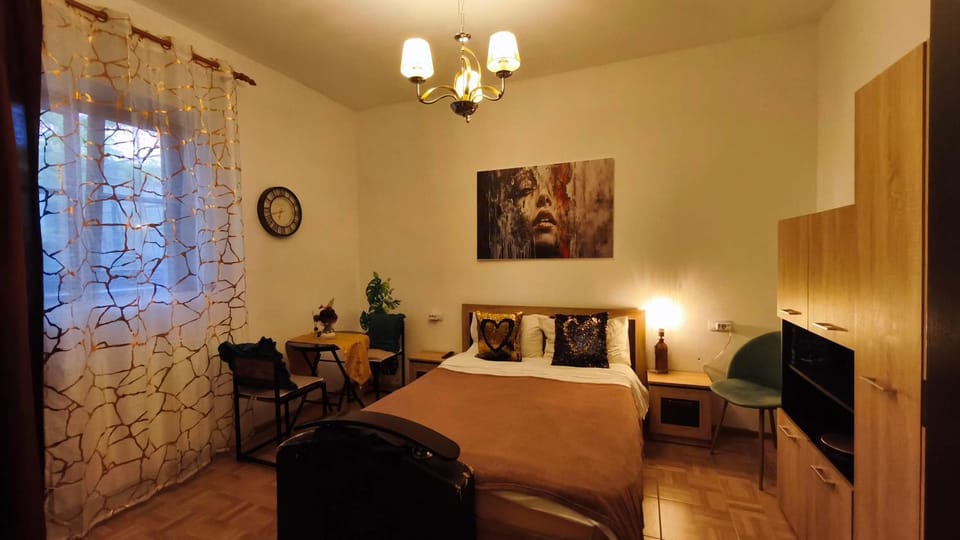Bed, Photo of the whole room, Seating area