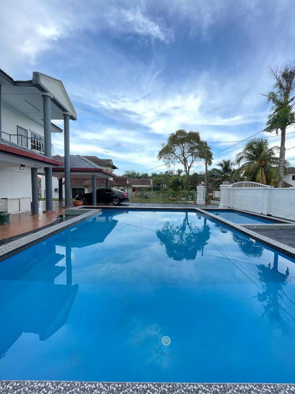 Property building, Day, Pool view, Swimming pool