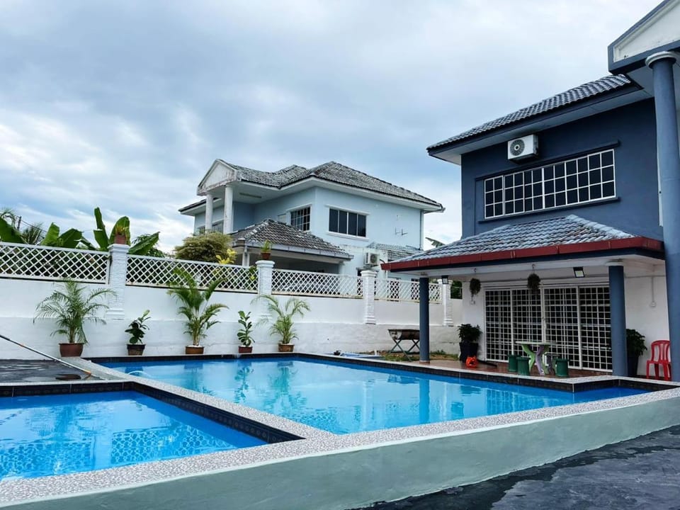 Property building, Day, Pool view, Swimming pool