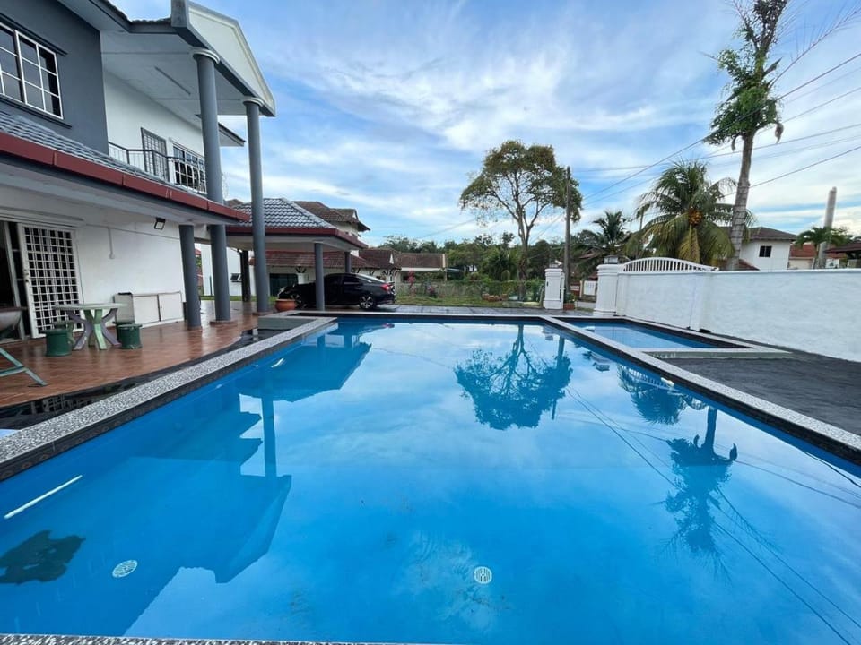Property building, Day, Pool view, Swimming pool