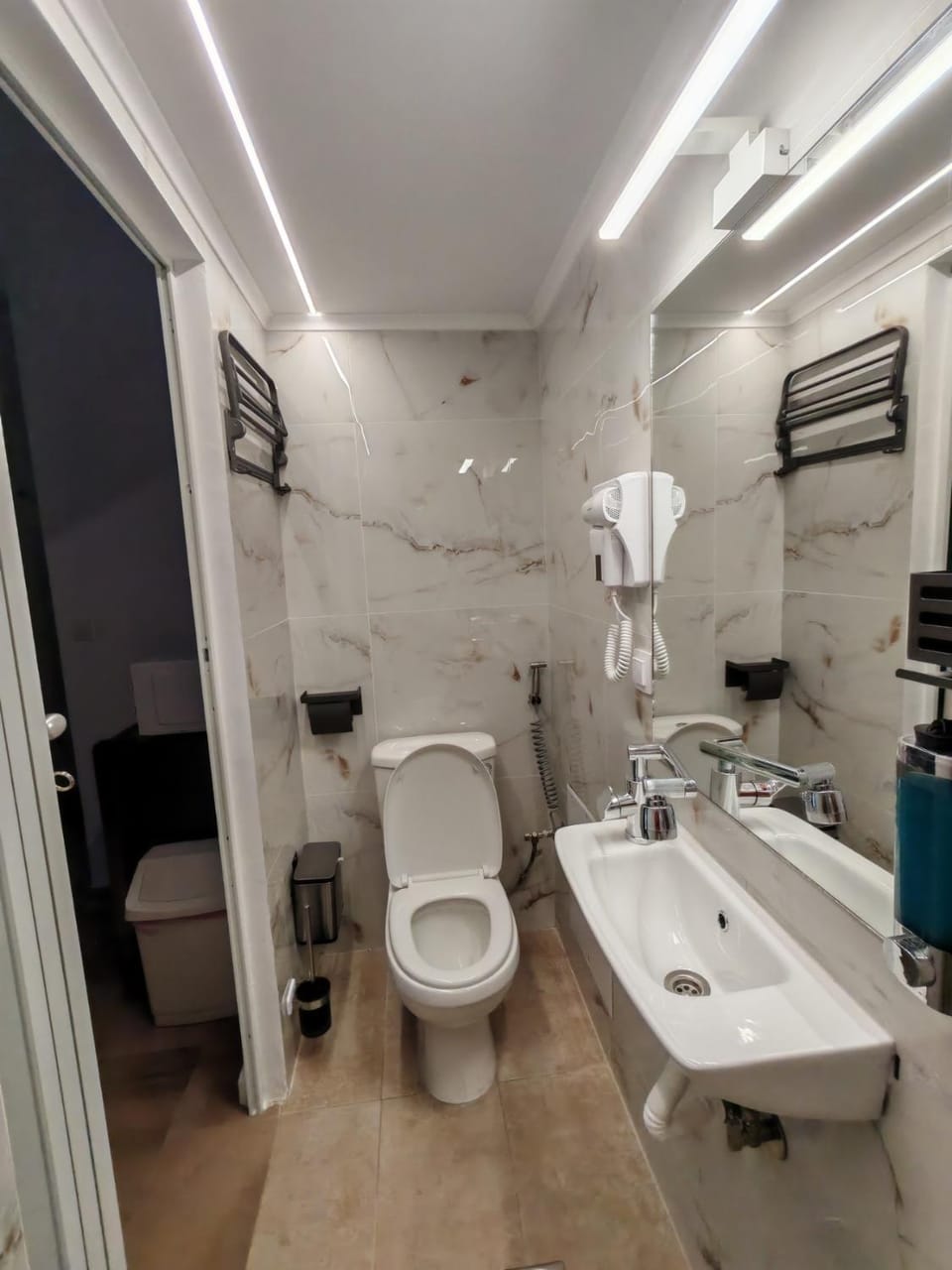 Shower, Toilet, Bathroom, towels