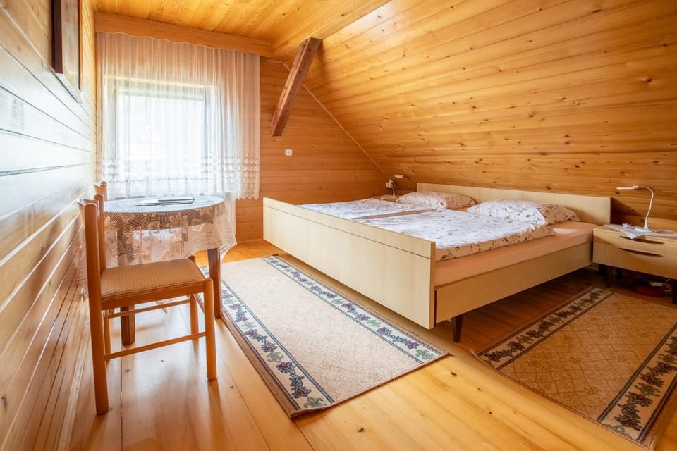 V objemu gora Apartment in Slovenia