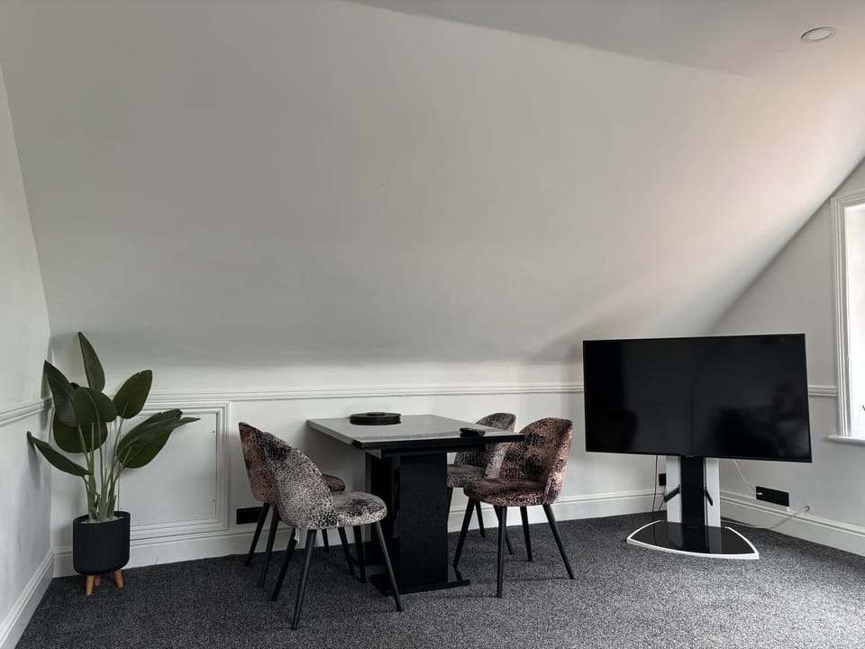 Pristine 2 bedroom apartment with off street parking Apartment in Norwich