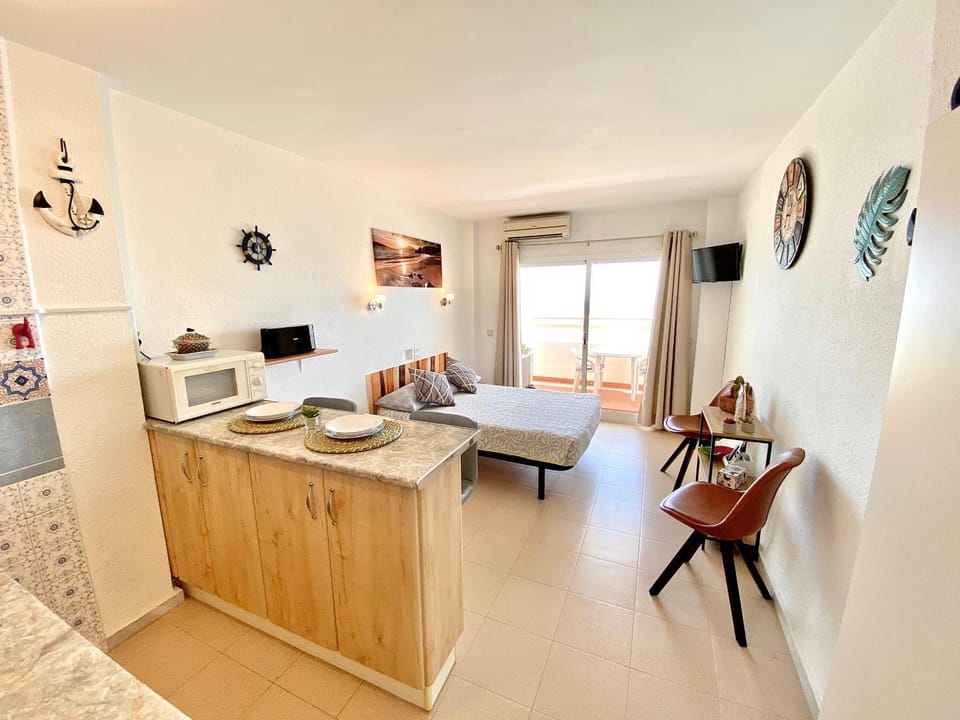Seating area, Dining area, minibar