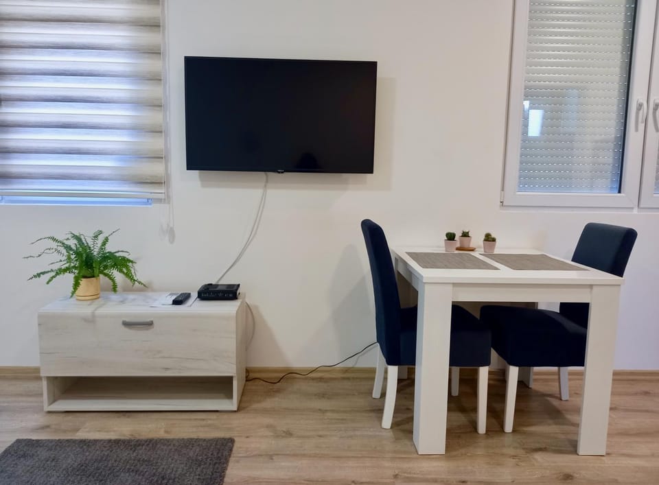 TV and multimedia, Seating area, Dining area