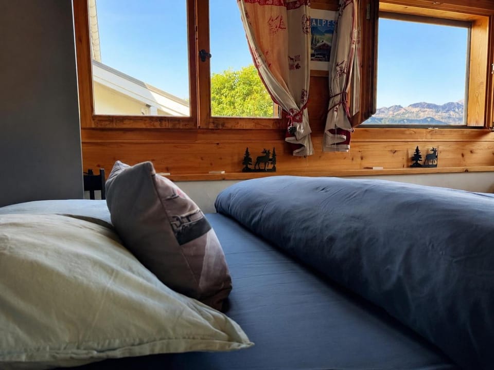 Bed, Mountain view
