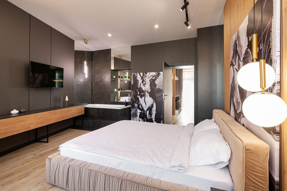Royal romantic apartment with bathtub Apartment in Lviv
