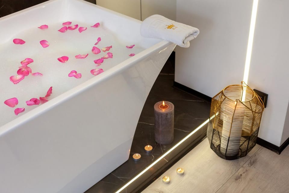 Royal romantic apartment with bathtub Apartment in Lviv