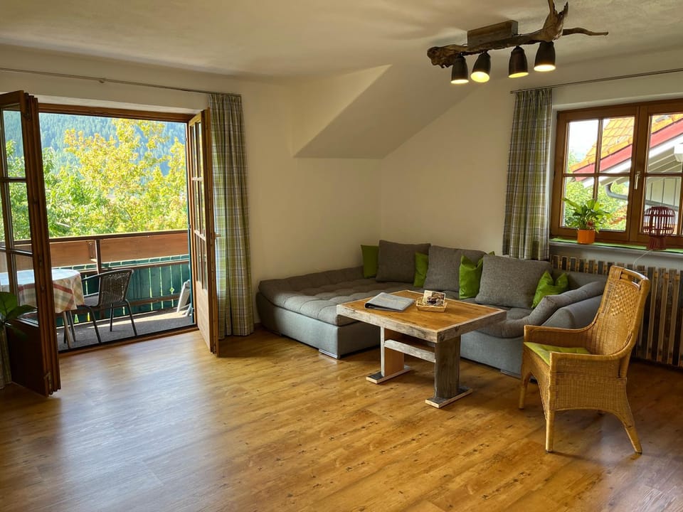 Alpenstyle Ferienwohnung mit Südbalkon in Geisteier's Hüs Apartment in Tyrol