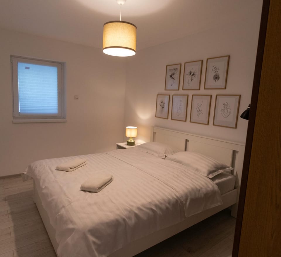 Bed, Photo of the whole room, Decorative detail, Bedroom, towels