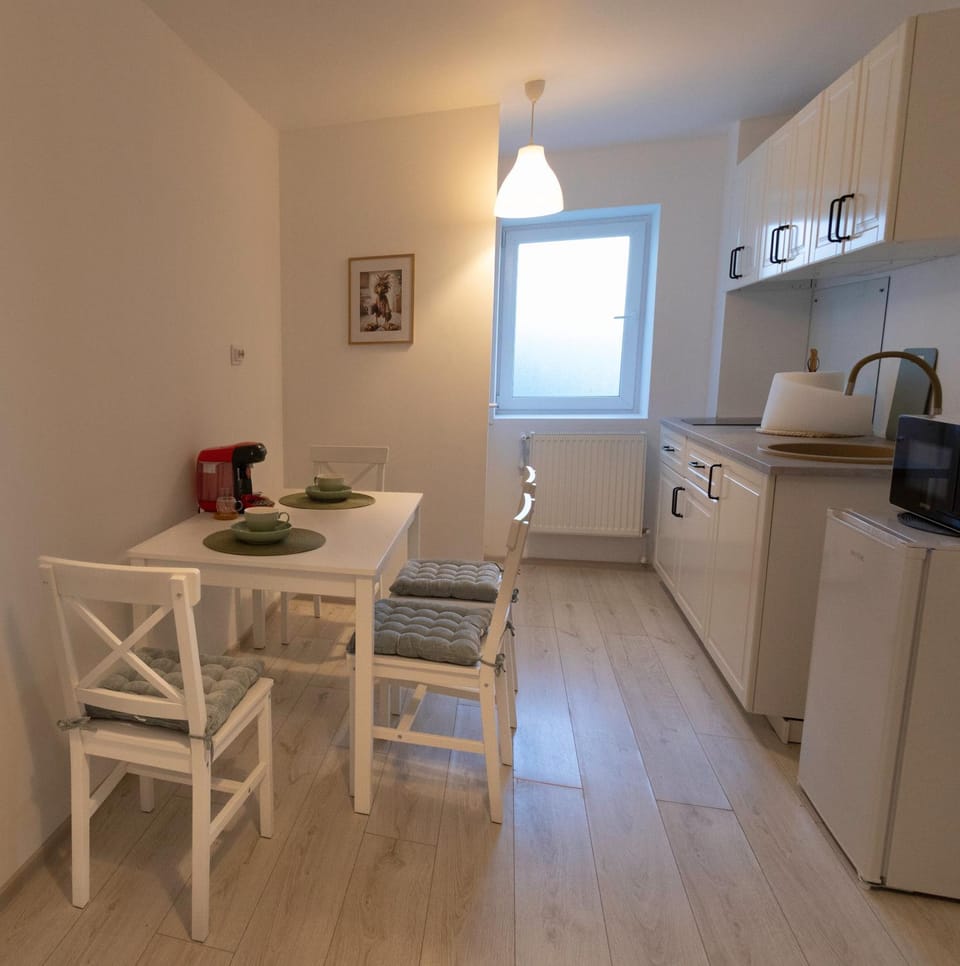 Coffee/tea facilities, Kitchen or kitchenette, Dining area, oven, stove