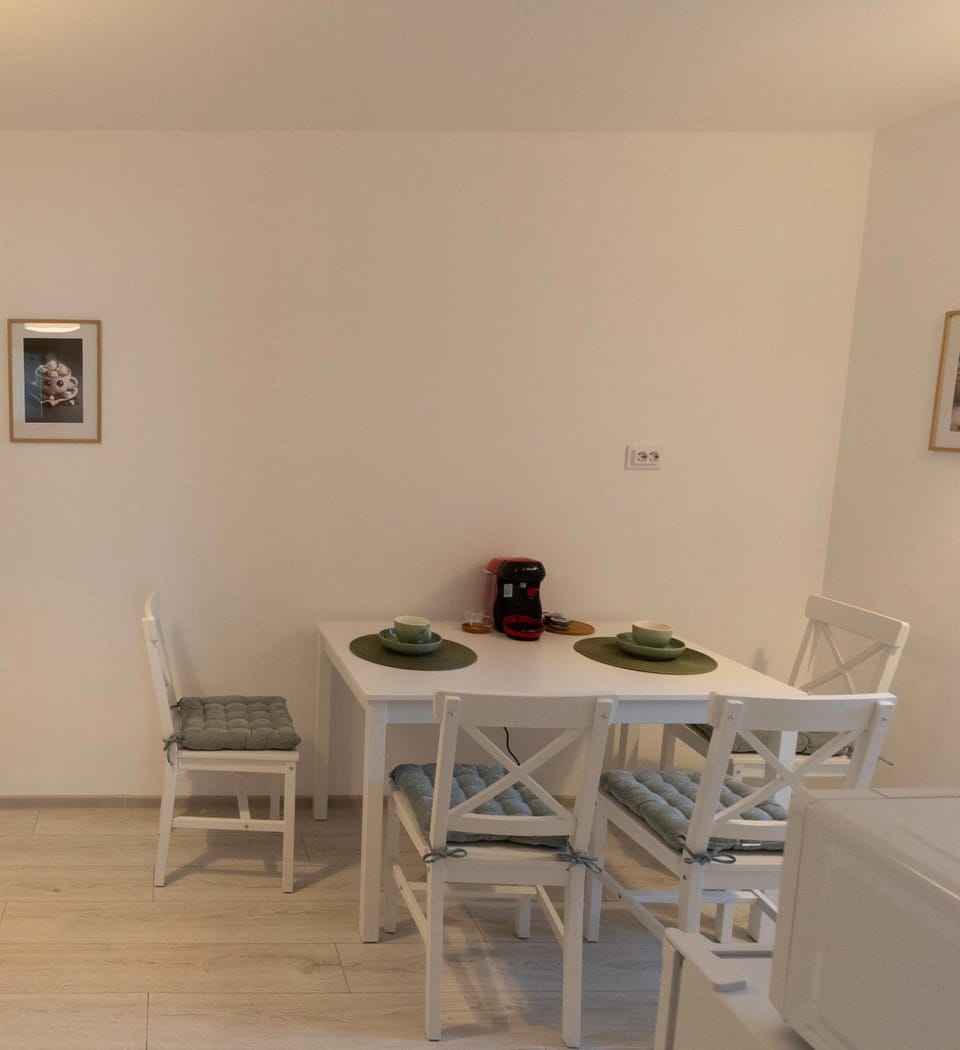 Seating area, Dining area, kitchen