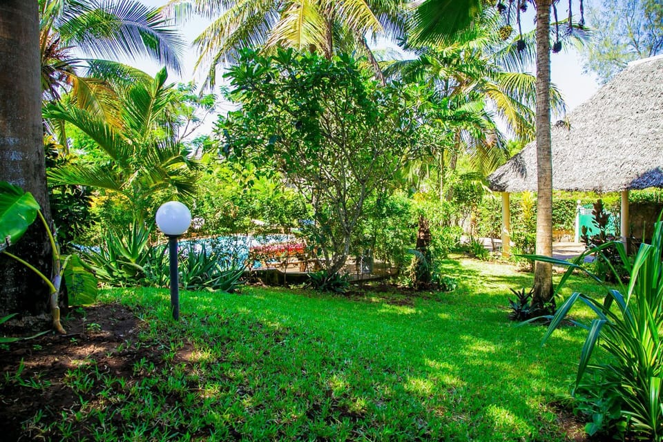 3 Bed Cottage Sleeps 6- Pool Chef Option Parking House in Kenya
