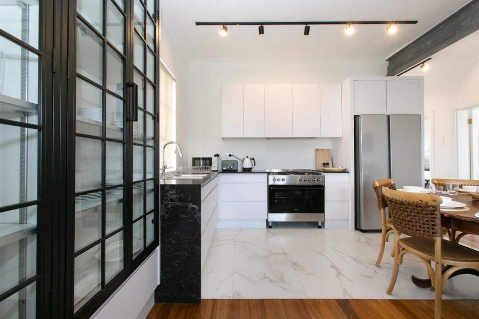 Coffee/tea facilities, Kitchen or kitchenette, Dining area, minibar, pet friendly, stove, toaster, kitchen