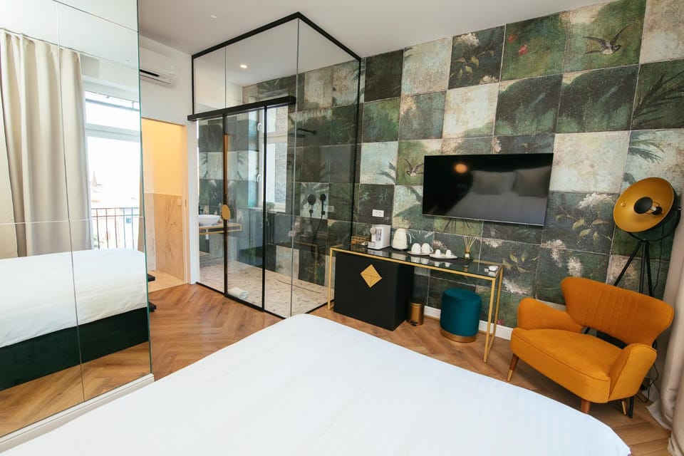 TV and multimedia, Seating area, Bedroom