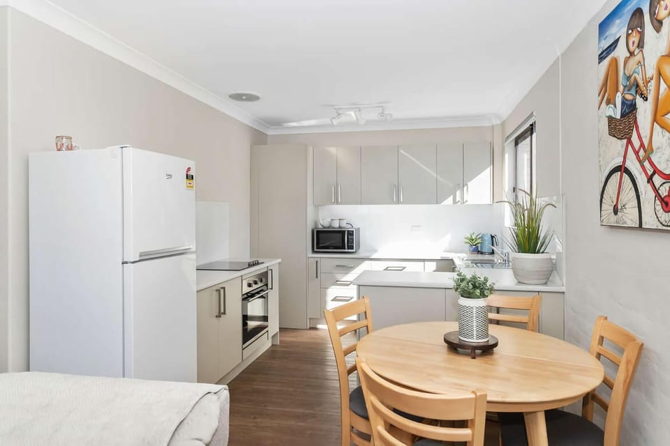 Kitchen or kitchenette, Dining area, dishwasher, oven, pet friendly, stove, toaster