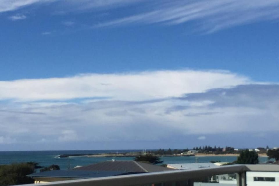 Ocean Loft - Oceanview ~Pet Friendly ~ Free Wifi House in Apollo Bay