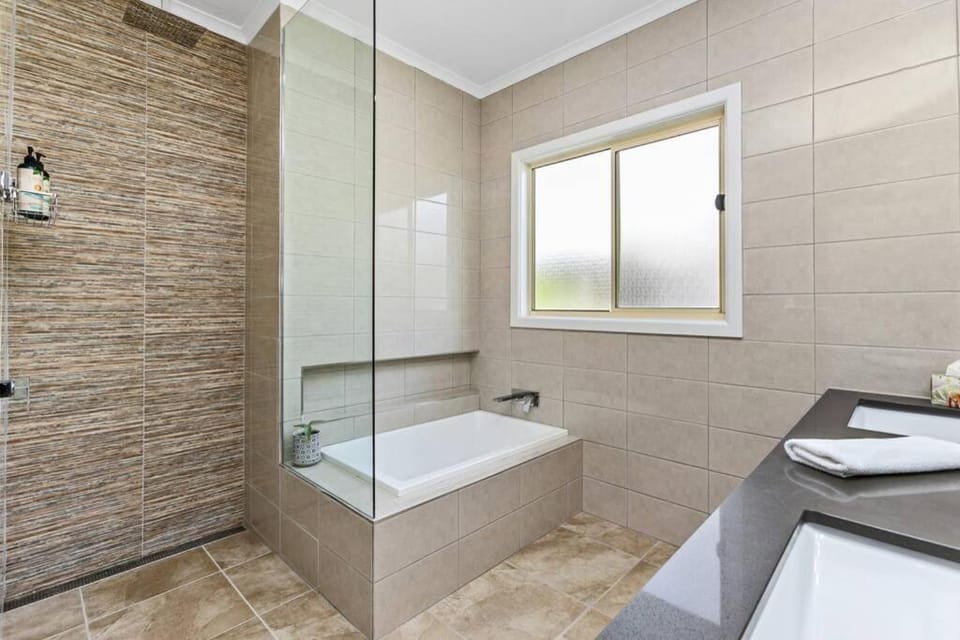 The Landcastle ~Family Holiday Home~Corporate Wifi House in Apollo Bay