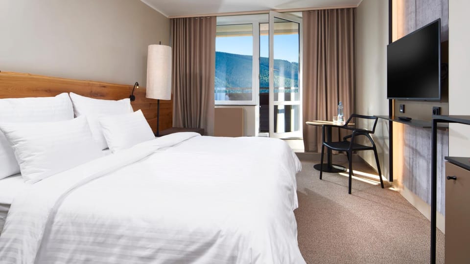 Bedroom, Mountain view