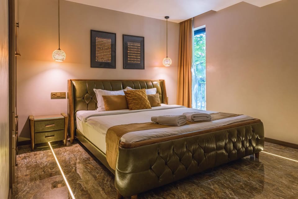 Bed, Bedroom, towels