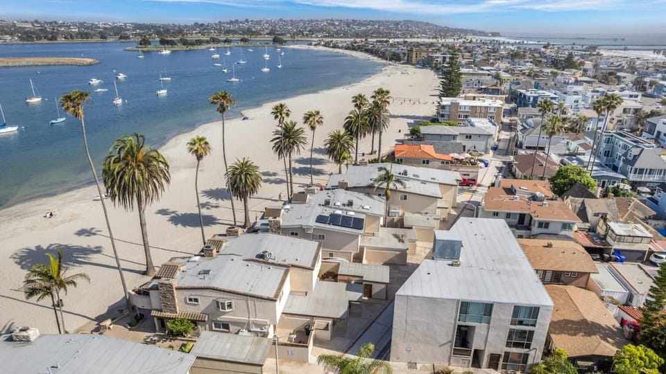 Bayfront Condo, 3BR2BA, King beds, Steps to Beach House in Mission Beach