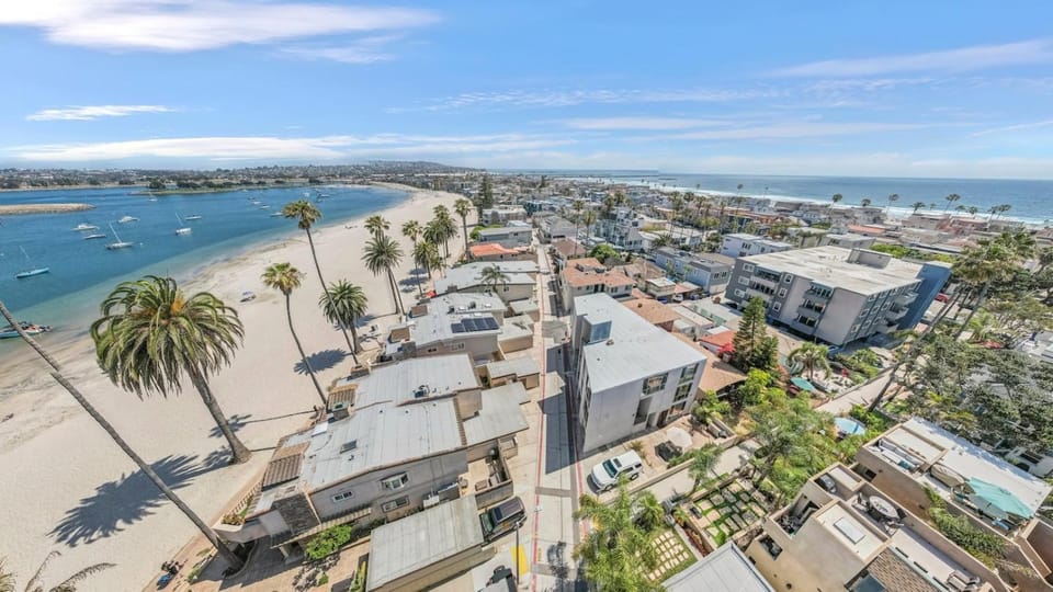 Bayfront Condo, 3BR2BA, King beds, Steps to Beach House in Mission Beach