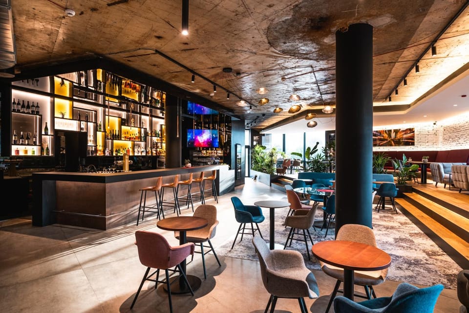 Restaurant/places to eat, Lounge or bar