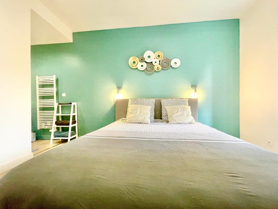 Bed, Photo of the whole room, Bedroom