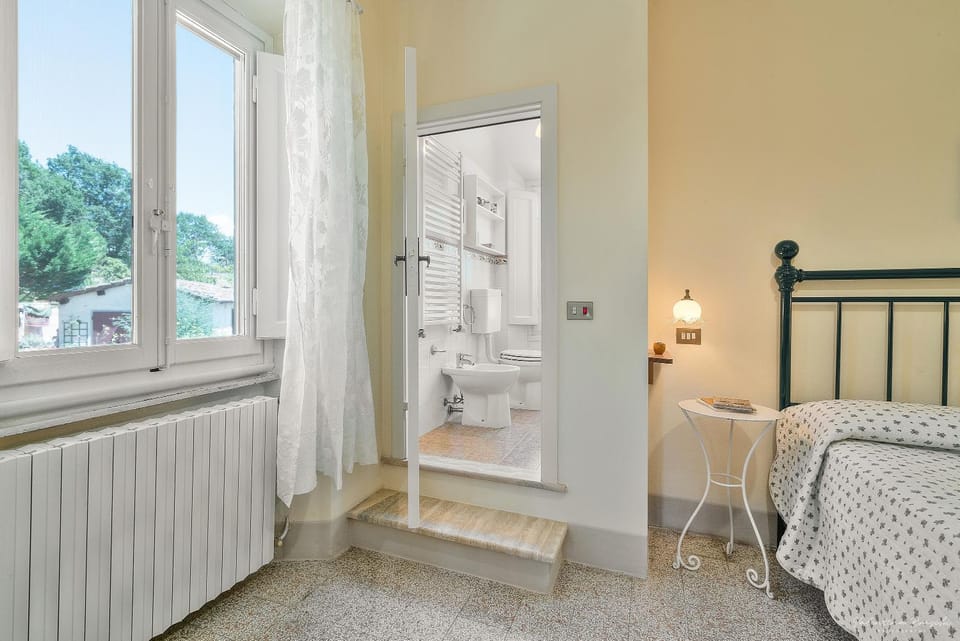 Shower, Bed, Bathroom, Photo of the whole room, Bedroom, towels
