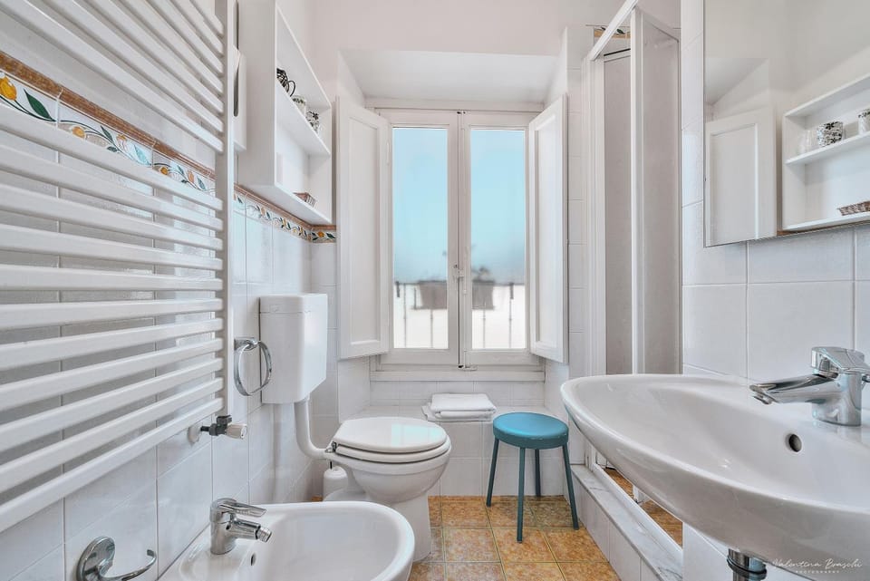 Shower, Toilet, Bathroom, bidet, towels