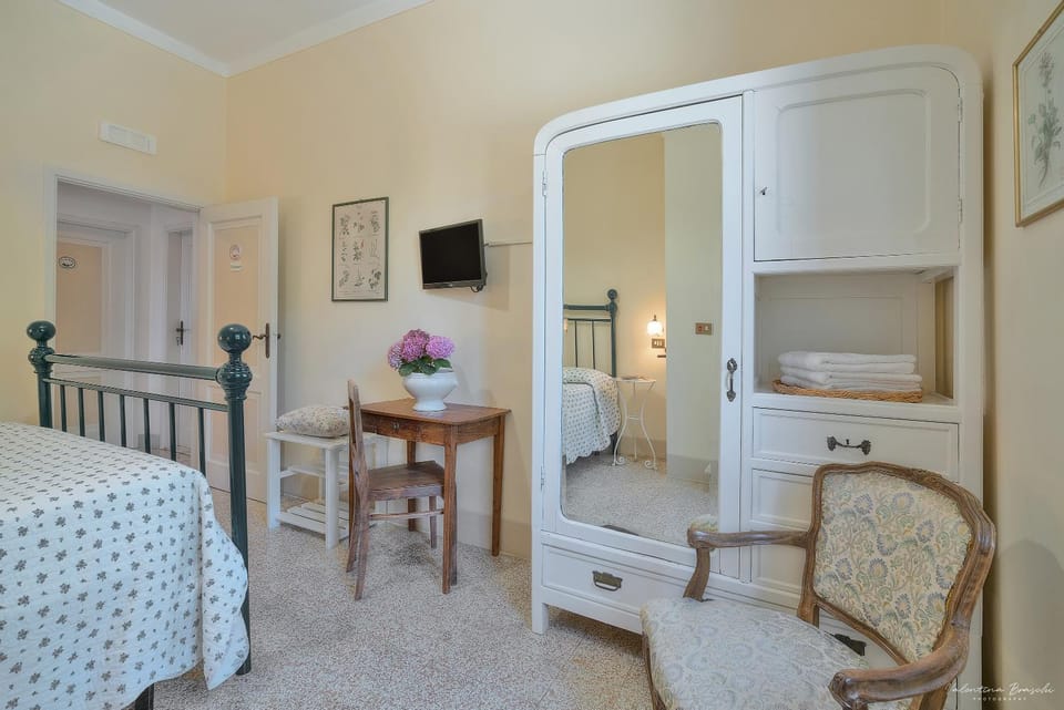 Bed, Bathroom, TV and multimedia, Photo of the whole room, Bedroom