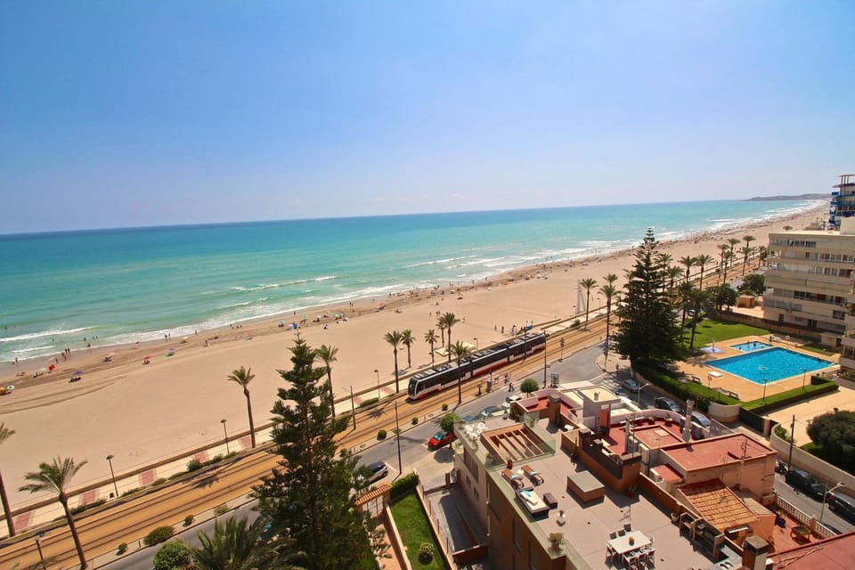 Property building, Nearby landmark, Day, Neighbourhood, Natural landscape, Bird's eye view, Beach, Evening entertainment, City view, Pool view, Sea view, Street view, Swimming pool, Parking