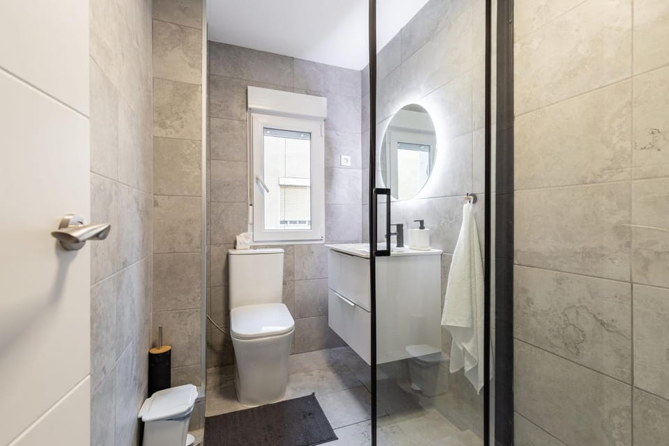 Shower, Toilet, Bathroom, towels