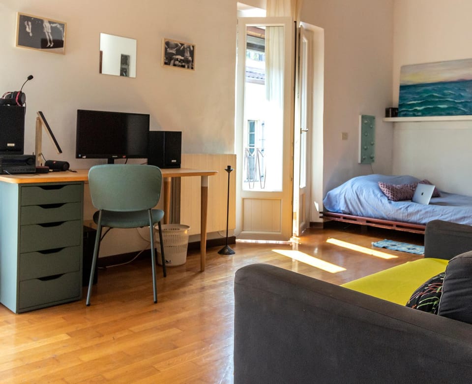 Bed, Seating area