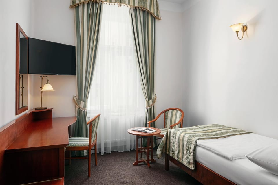 Bed, TV and multimedia, Bedroom