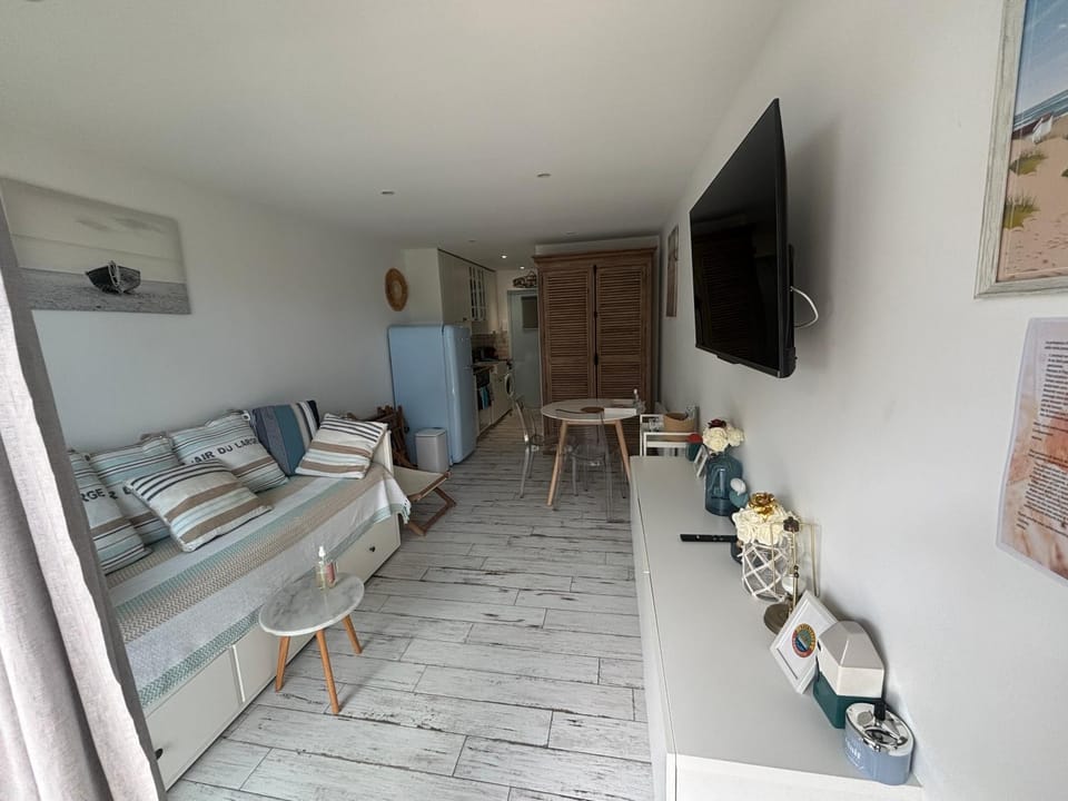 Communal lounge/ TV room, TV and multimedia, Living room, Seating area