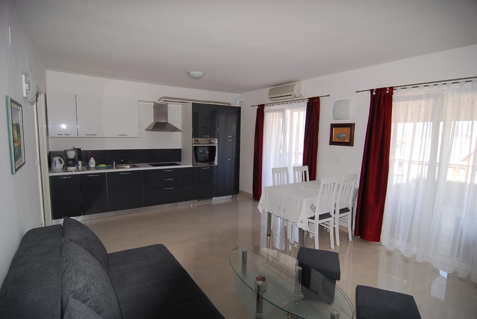 Kitchen or kitchenette, Living room, Seating area, Dining area