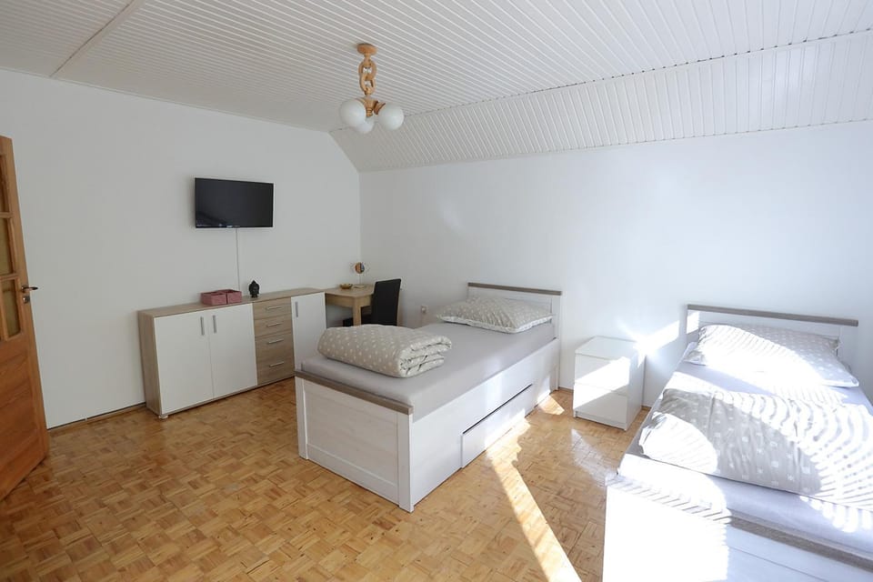 Bed, TV and multimedia, Photo of the whole room