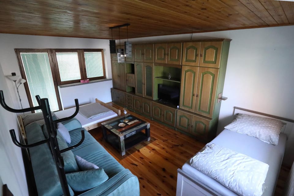 Bed, TV and multimedia, Photo of the whole room