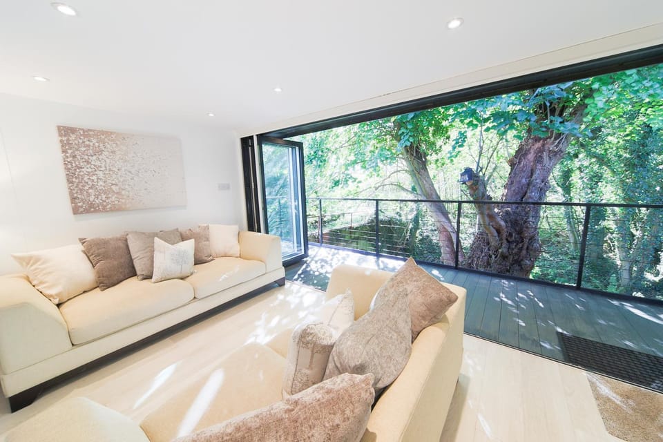 Natural landscape, Balcony/Terrace, Living room, Seating area, River view, Seasons