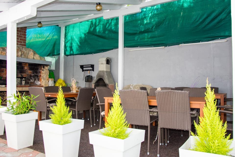 Day, Seating area