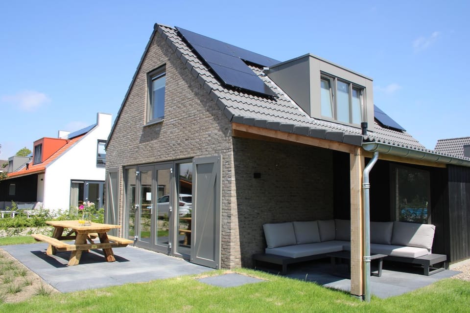 Property building, Spring, Garden