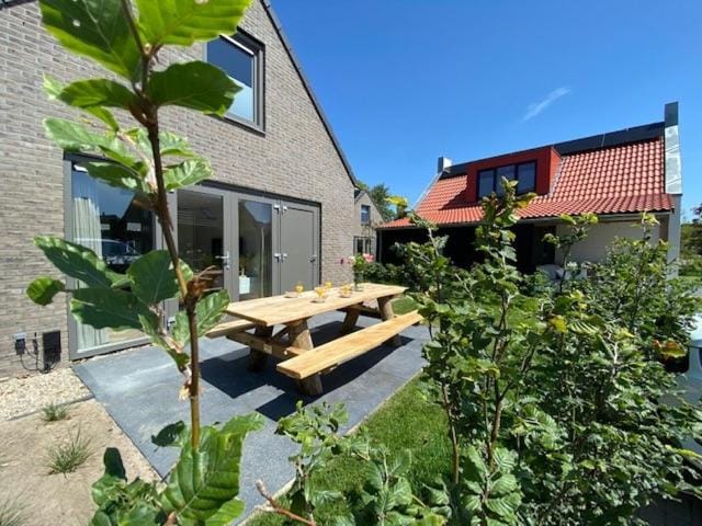 Property building, Spring, Garden