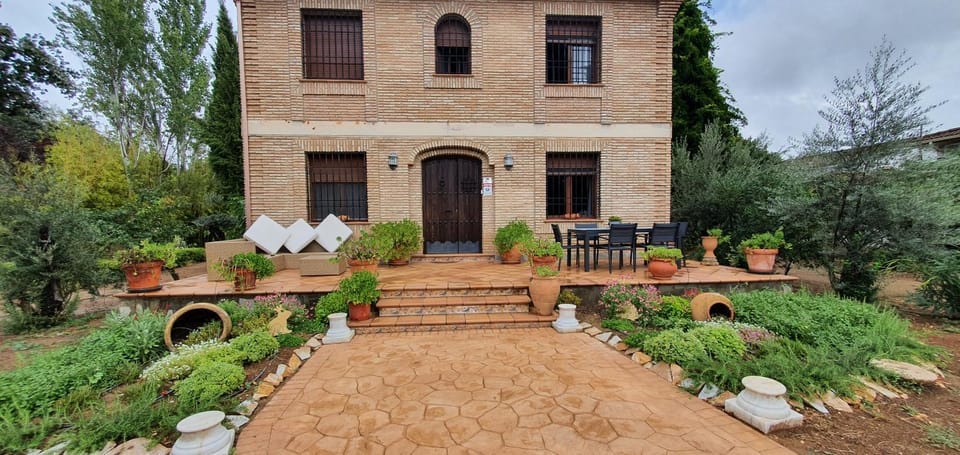 Facade/entrance, Balcony/Terrace