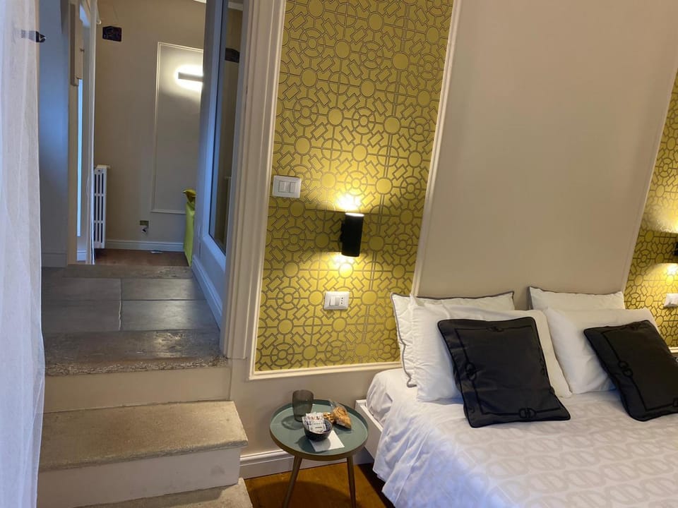 Bed, TV and multimedia, Photo of the whole room, Bedroom, hair dresser, locker, locker