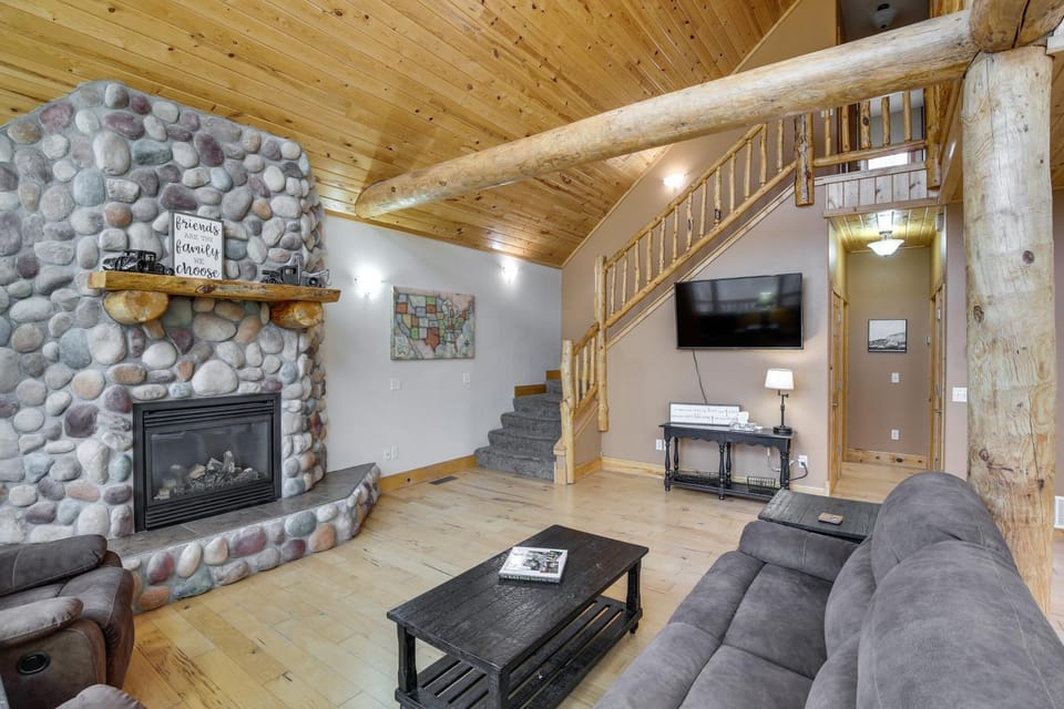 Spacious Terry Peak Cabin < 1 Mi to Ski Lift Cabin in North Lawrence