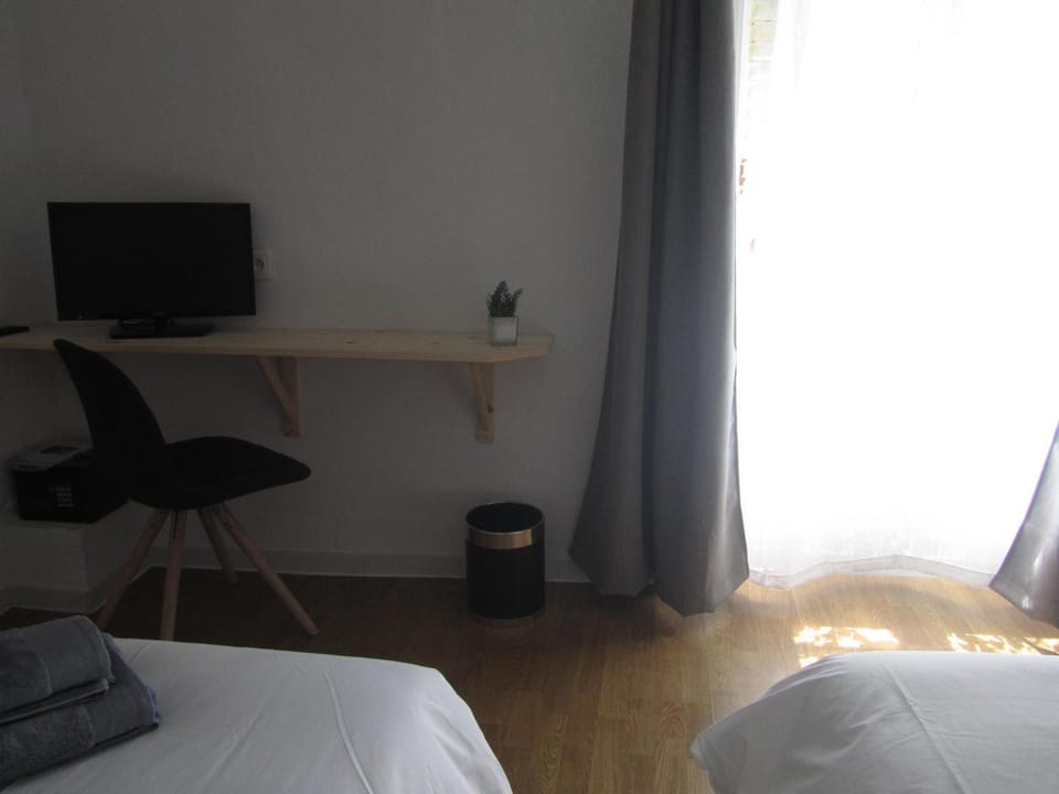 Shower, Toilet, Bed, Bathroom, TV and multimedia, Bedroom, Pets