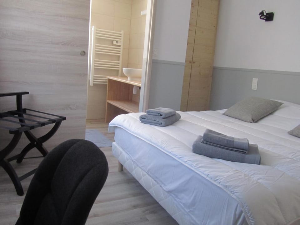 Shower, Toilet, Bed, Bathroom, TV and multimedia, Bedroom