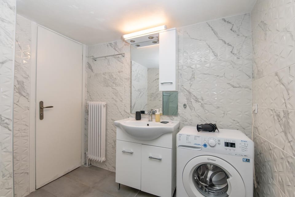 Bathroom, washing machine