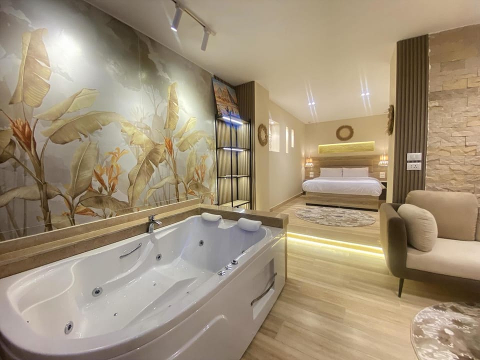 Bed, Hot Tub, Living room, Photo of the whole room, Bedroom, Bath, towels
